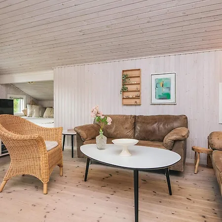 8 Person In Fano-by Traum