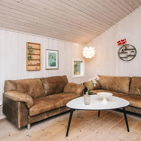 8 Person In Fano-by Traum *