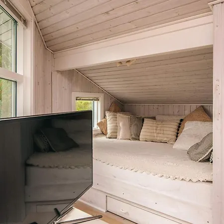 8 Person In Fano-by Traum