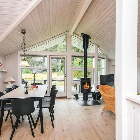 8 Person In Fano-by Traum